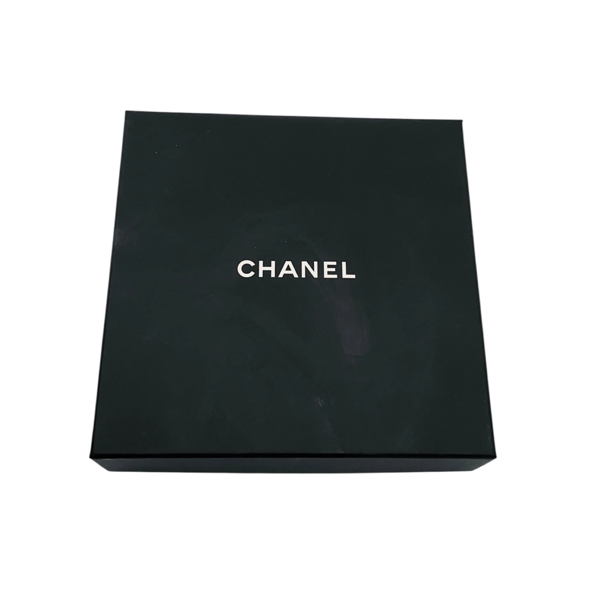 Chanel 2018 CC Logo Pearl Embellished Long Gold Chain Necklace with Camellias - Image 10