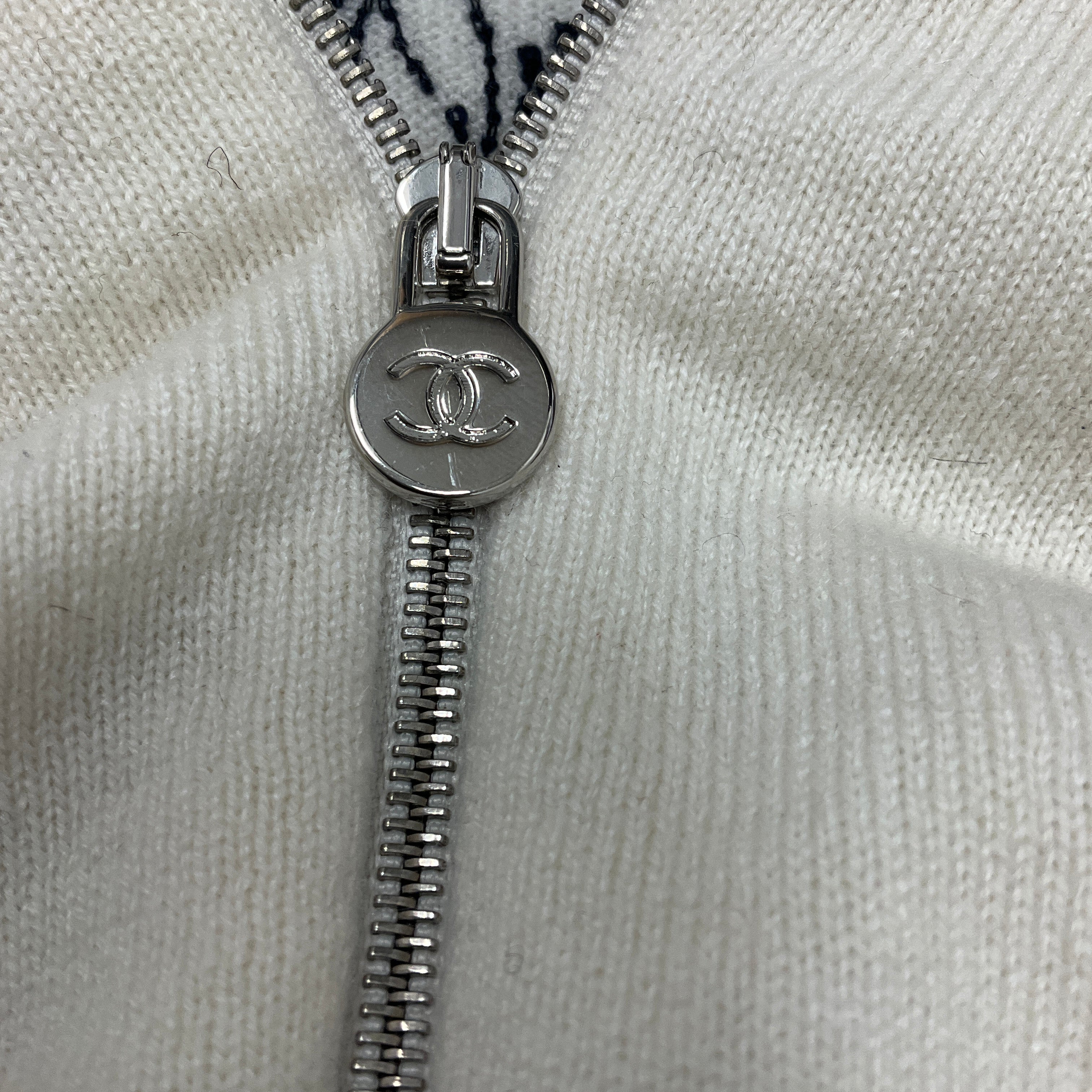 Chanel Ecru Zip Up Cashmere Knit Cardigan with Lion Head and CC Logo Embroidery - Image 6